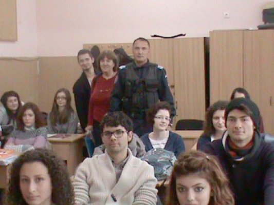 Elevii Liceului Călinescu au aflat cum pot preveni actele de violenţă